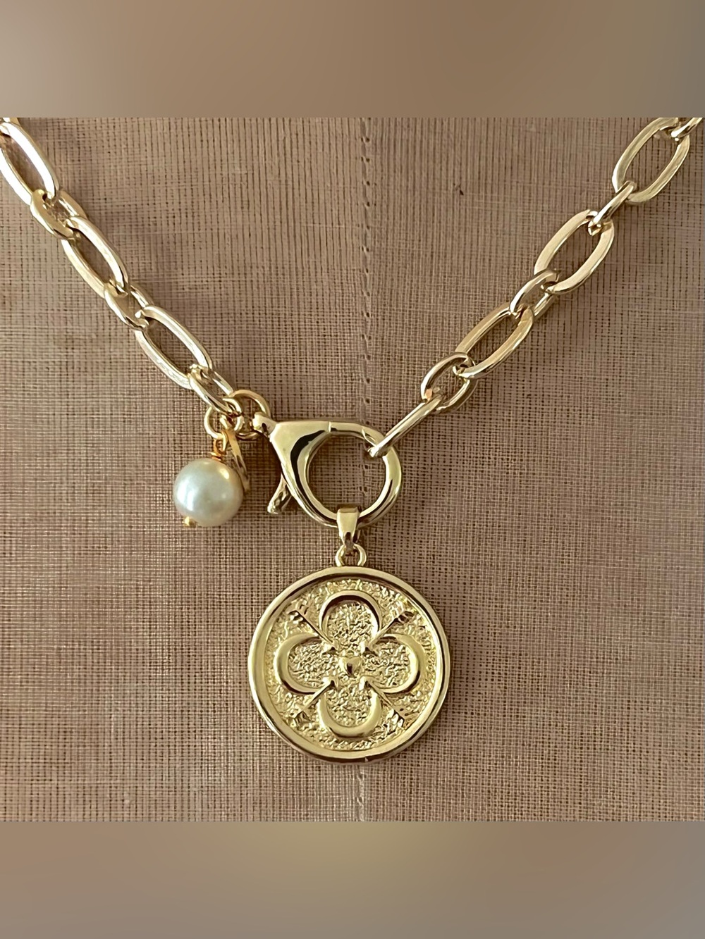 NWT On Trend Gold Chain & Quatrefoil  Pendant Necklace - Picture 4 of 4